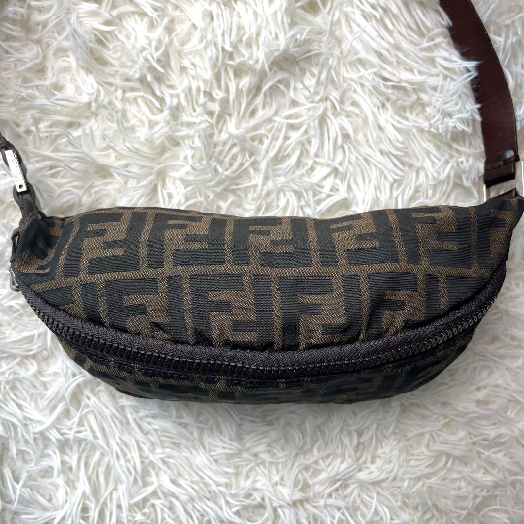 FENDI ショルダーバッグ ナイロン 本革 ズッカ柄 ロゴ型押し ブラウン