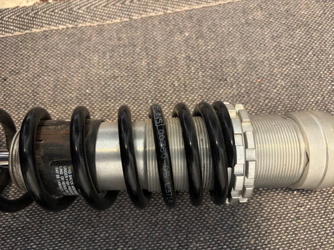 オーリンズ　ローダウン　リアショックKA6320　W400　W800等にも