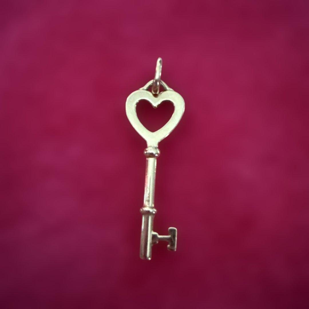 週末限定値下げ　ティファニー　18金ゴールドハート型キー チャーム 約4cm
