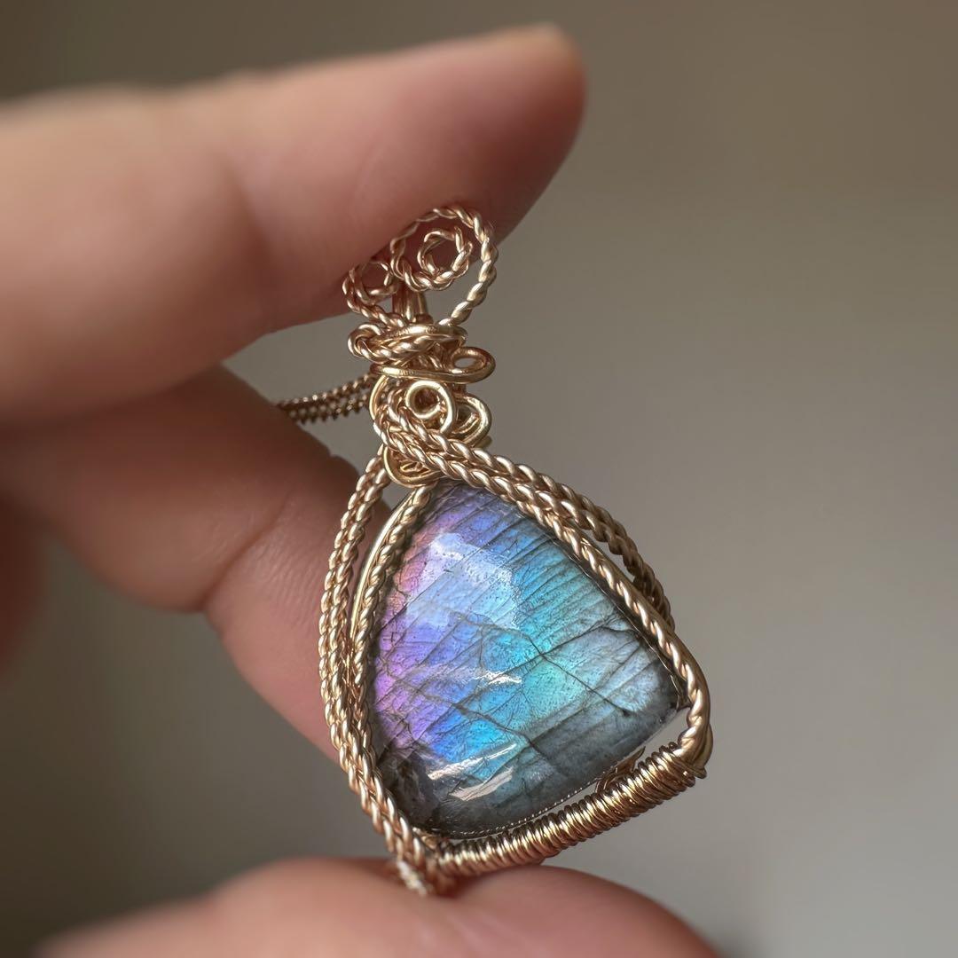 神秘のレインボー✴︎マルチカラーラブラドライトのワイヤージュエリー