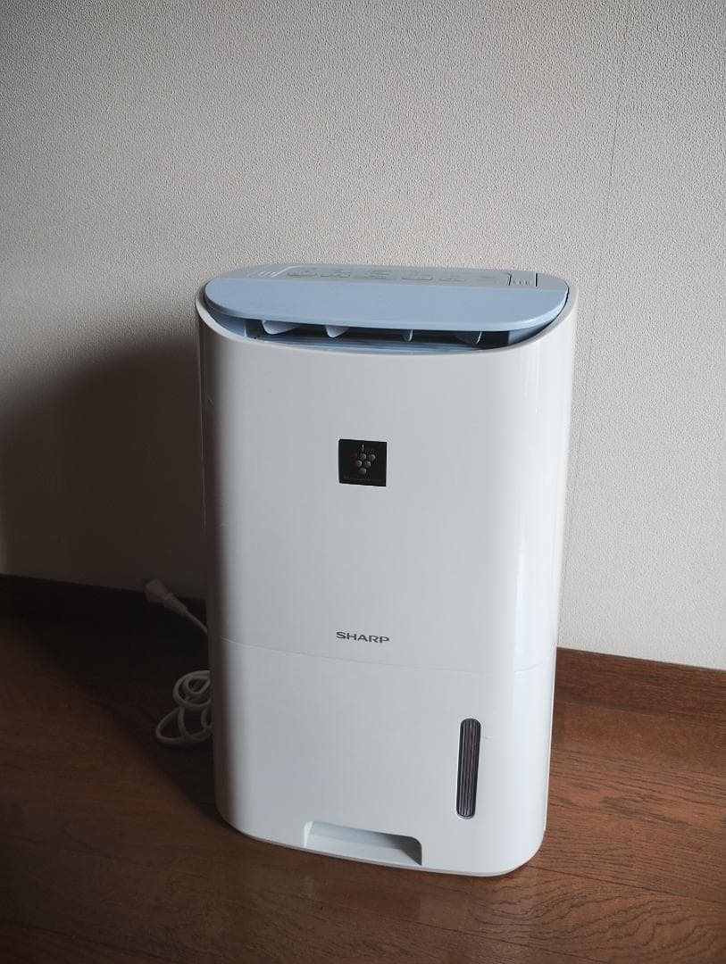 中古品　SHARP 除湿機 ハンドル付き CVーF71