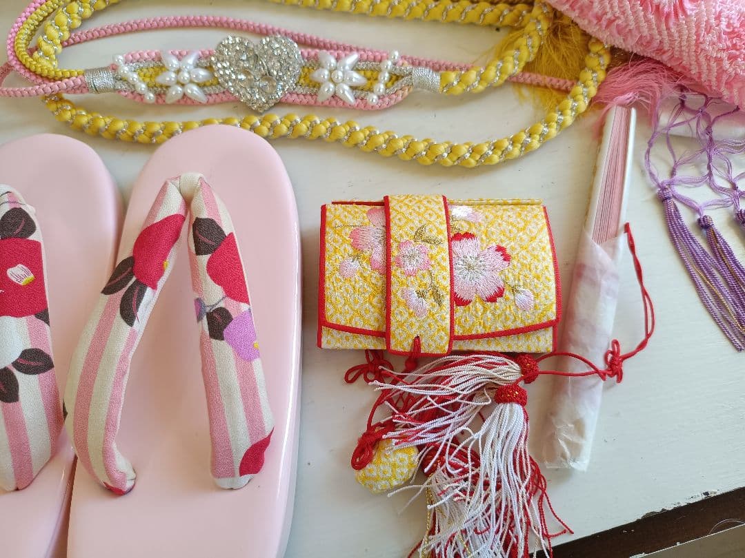 正絹☆刺繍☆白地に花模様の着物とピンク作り帯☆七五三ハーフ成人式フルセット