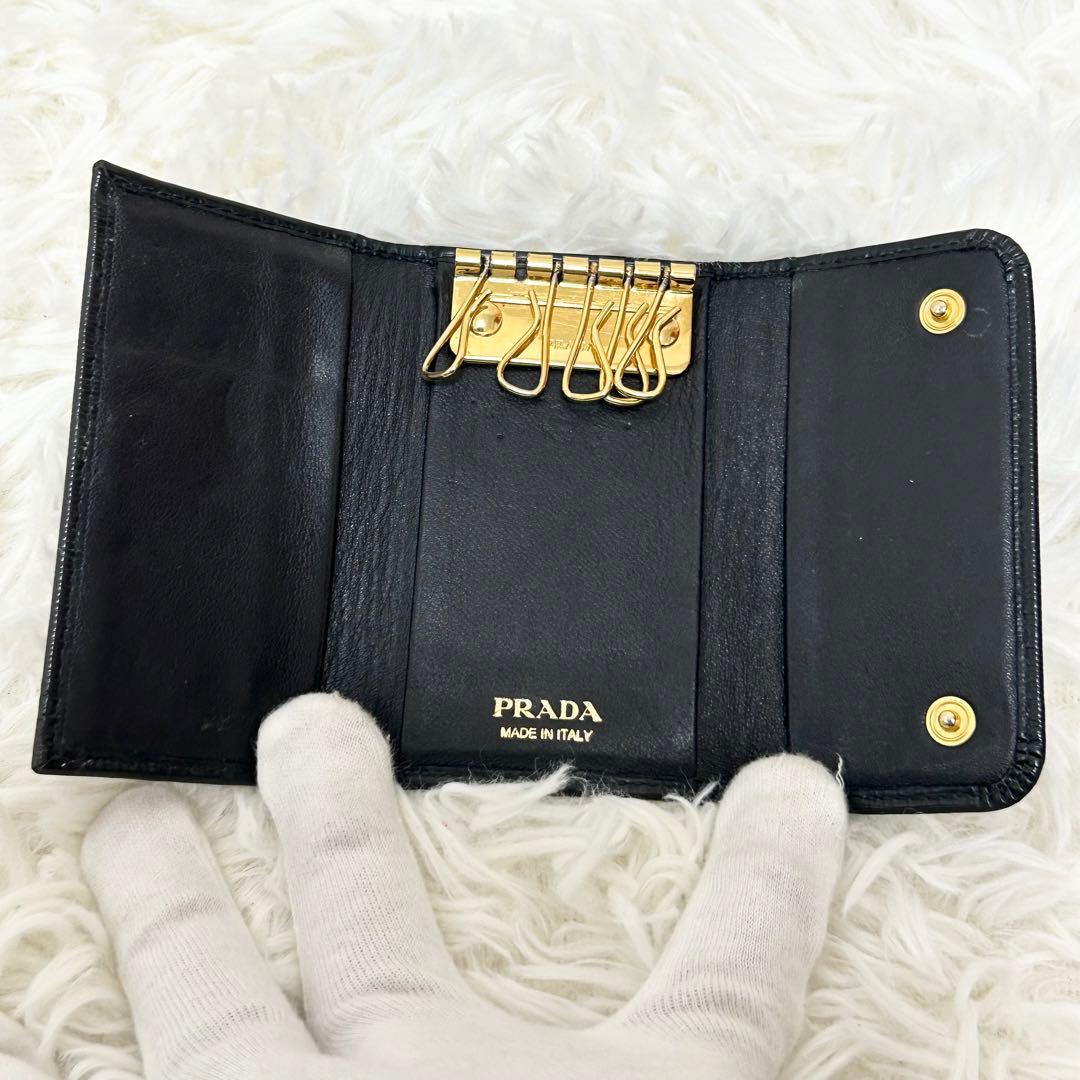 プラダ キーケース 三角ロゴプレート レザー Wホック　ブラック
