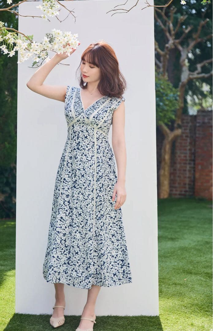 ワンピース Herlipto Lace Trimmed Floral Dress navy