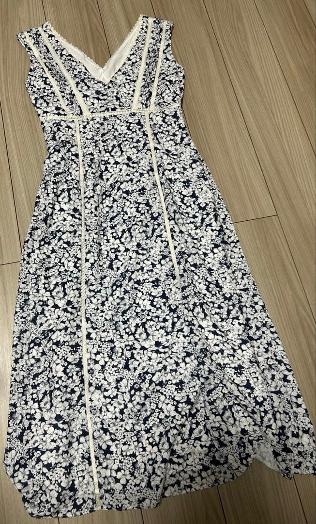 ワンピース Herlipto Lace Trimmed Floral Dress navy