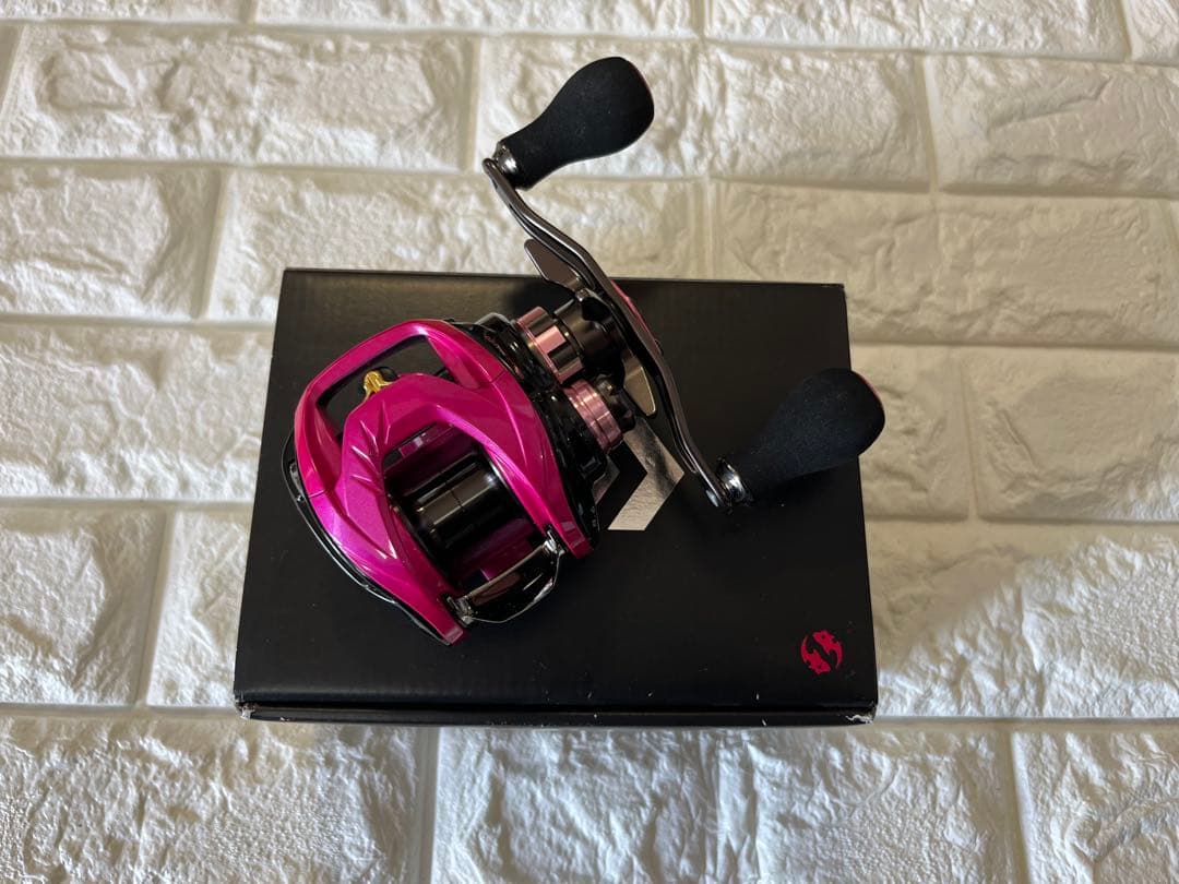 【新品未使用】ダイワ ベイトリール 紅牙TWハイパーカスタム8.6R 右ハンドル