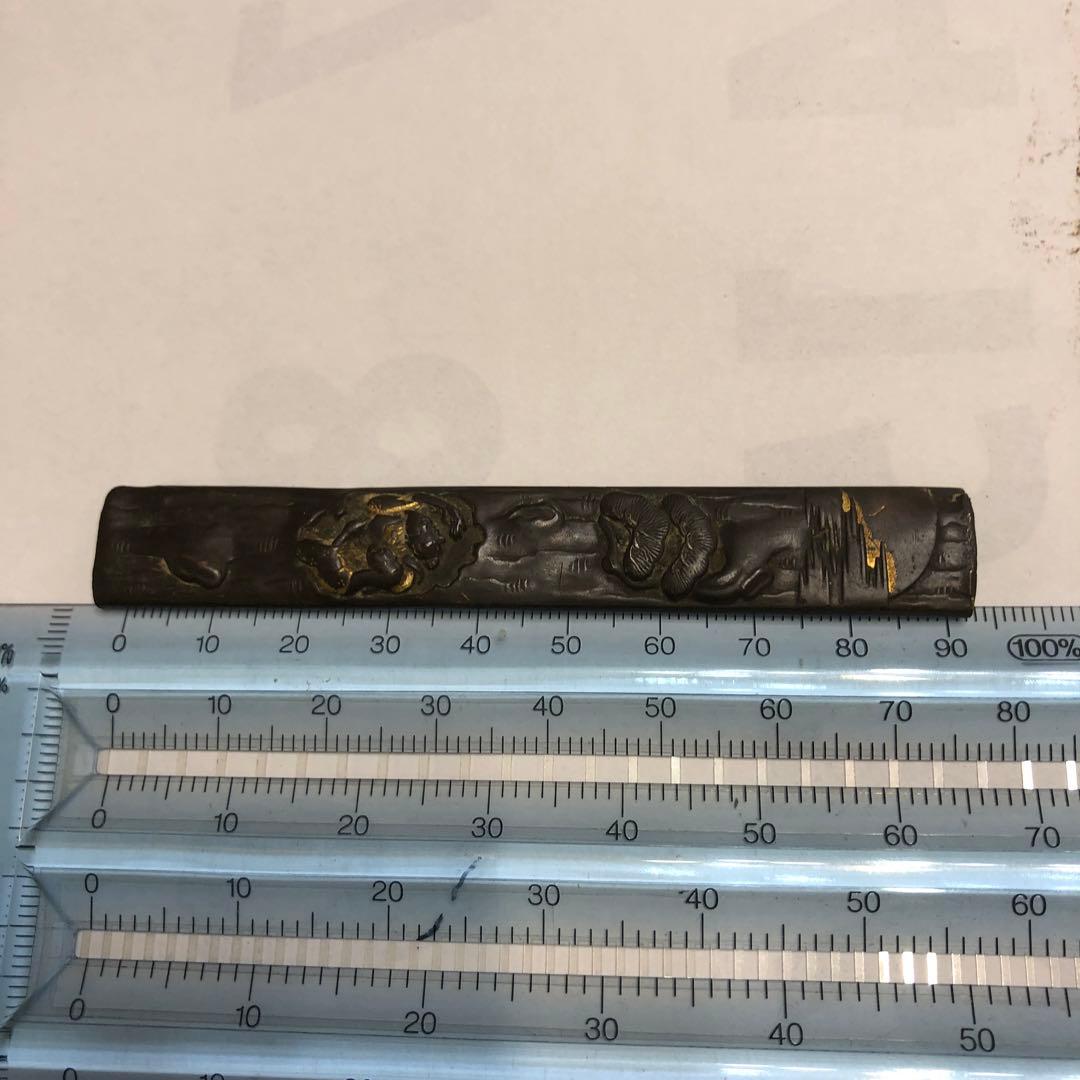 小柄　在名有り　彫刻鞘付き直刃刀