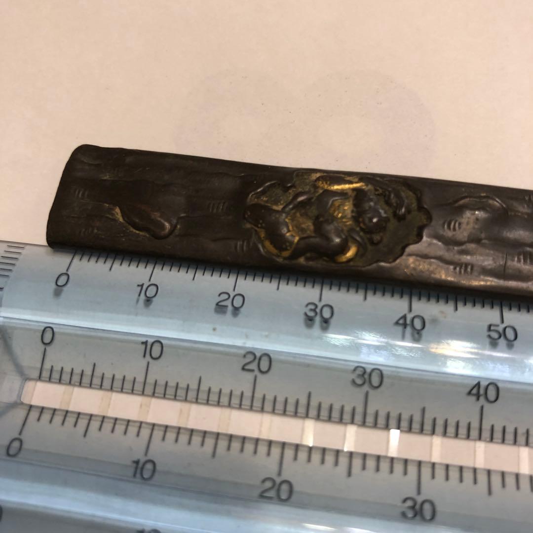 小柄　在名有り　彫刻鞘付き直刃刀