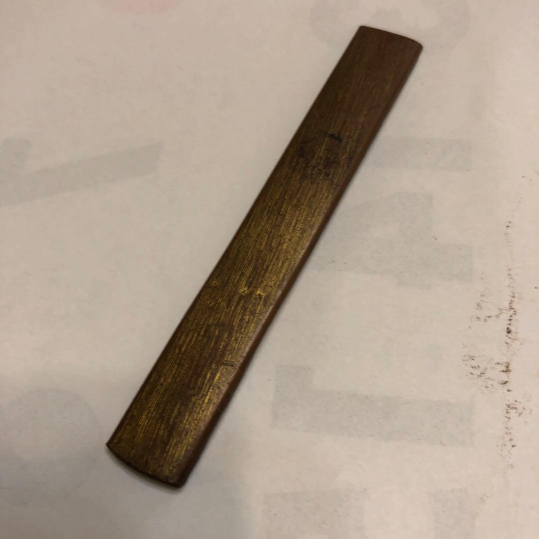 小柄　在名有り　彫刻鞘付き直刃刀