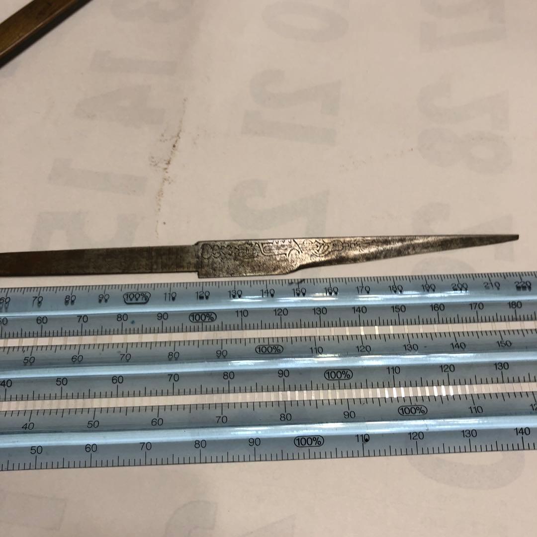 小柄　在名有り　彫刻鞘付き直刃刀