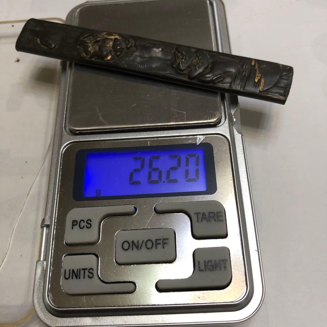 小柄　在名有り　彫刻鞘付き直刃刀