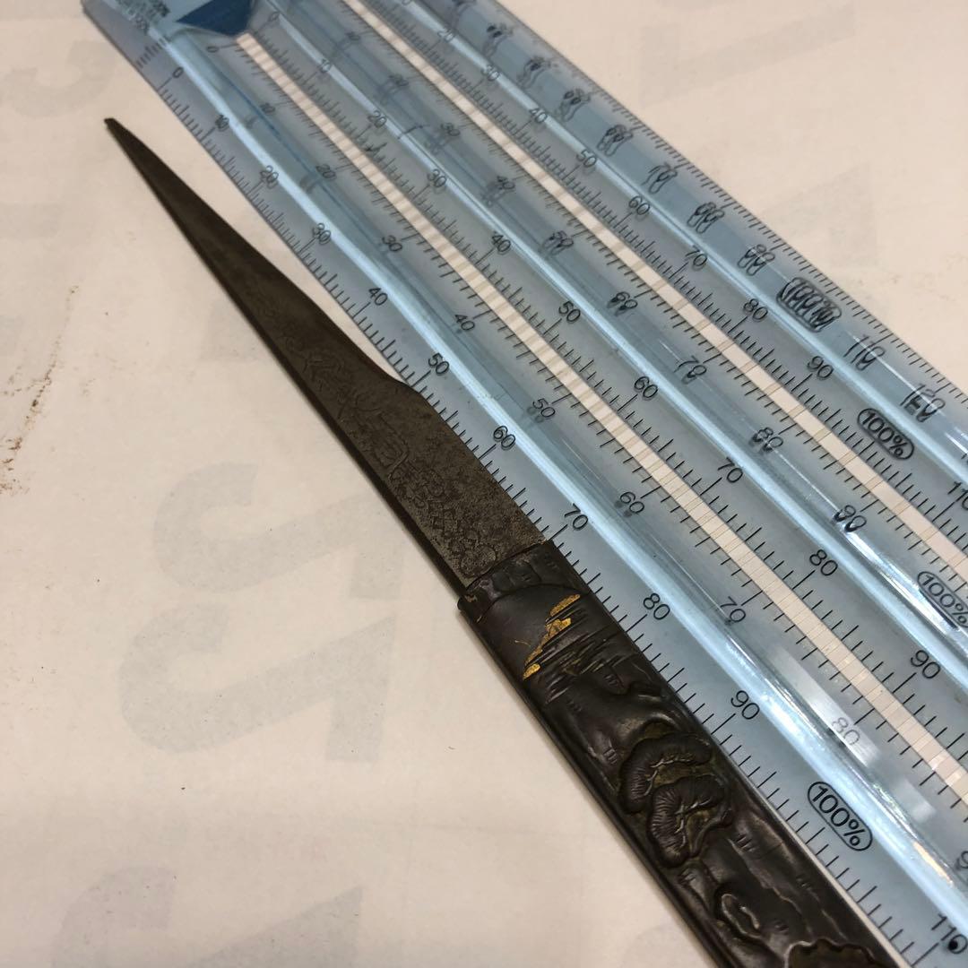 小柄　在名有り　彫刻鞘付き直刃刀