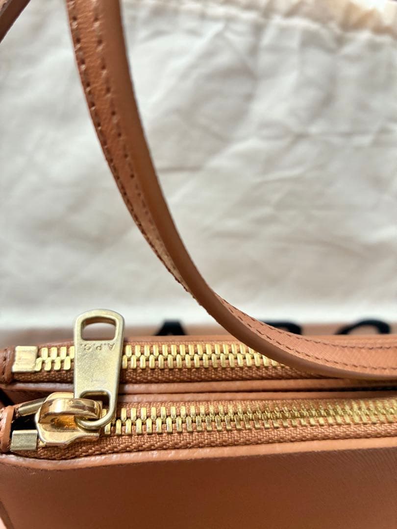 【未使用】A.P.C. Sarahバッグ　ショルダーバッグ　牛皮　本革　ブラウン