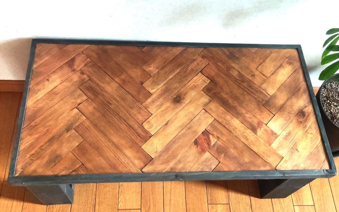 ✨古材を使ったヘリンボーン柄のローテーブル✨