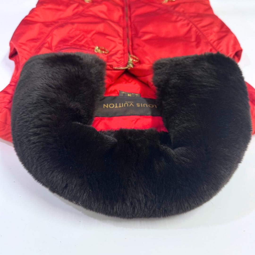 みみ ルイヴィトン ダウンベスト 38 LVロゴ 赤