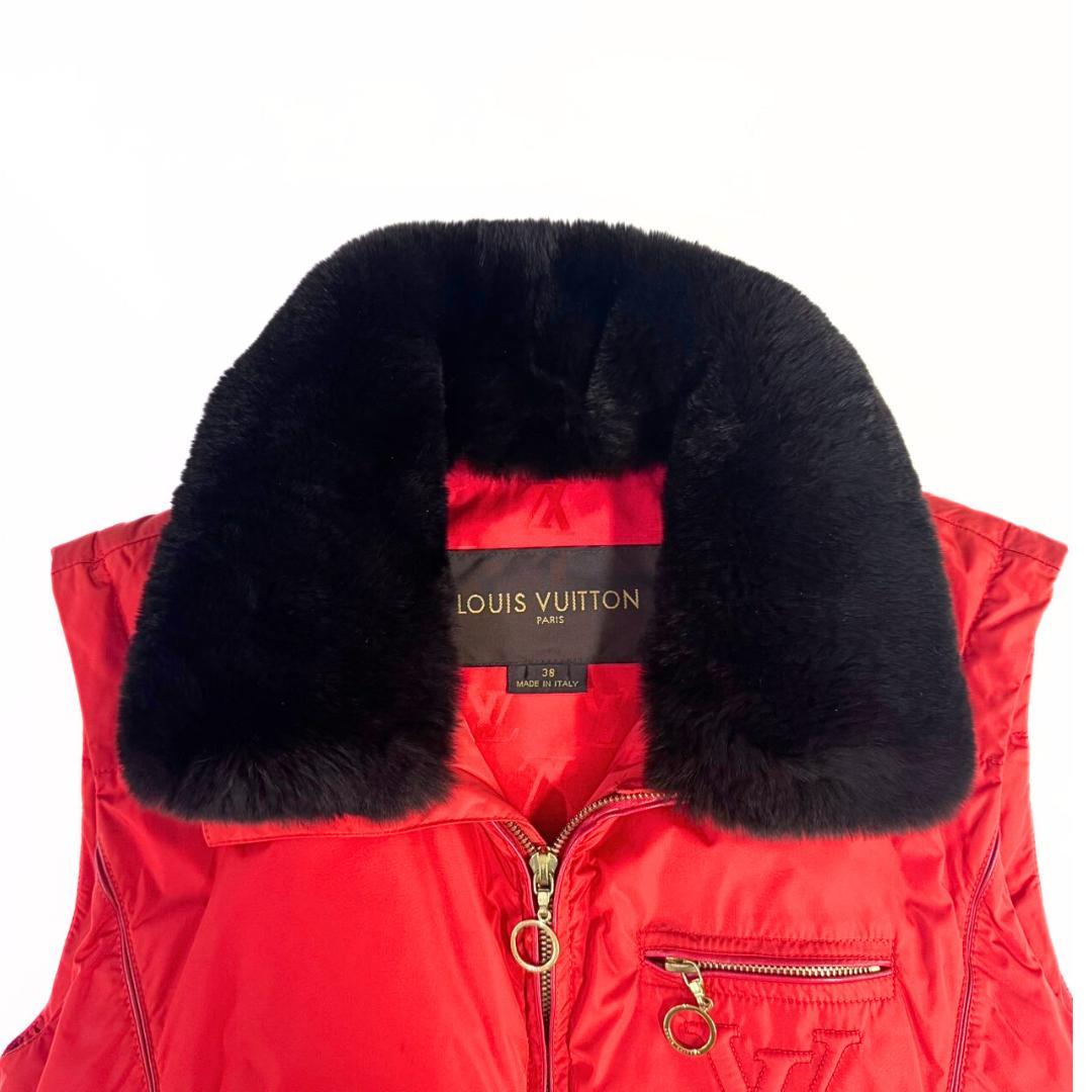 みみ ルイヴィトン ダウンベスト 38 LVロゴ 赤
