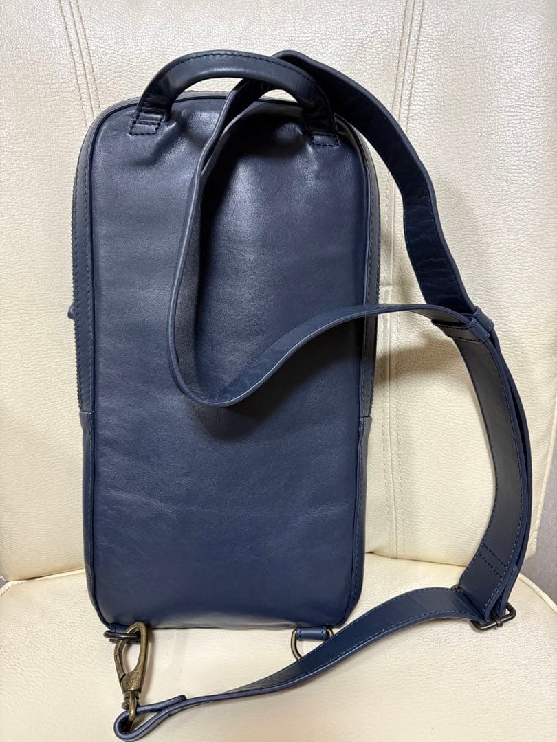 マザーハウス　カゼマトウレザーボディバック　ネイビー