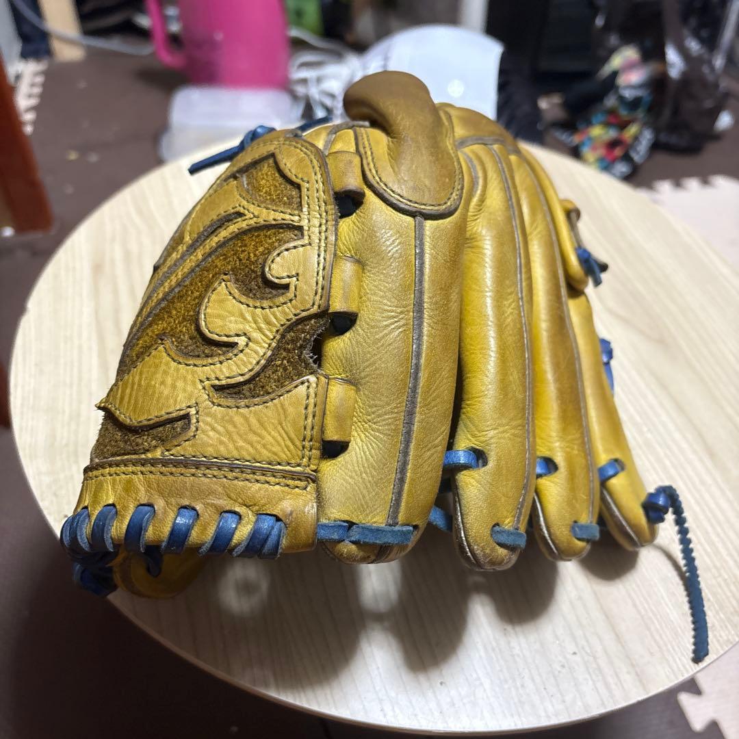 イエロー 硬式グローブ 青いステッチ