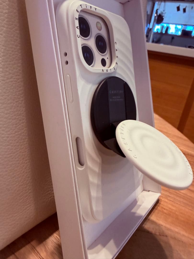 CASETiFY ホワイト波形デザインケースiPhone１６Pro