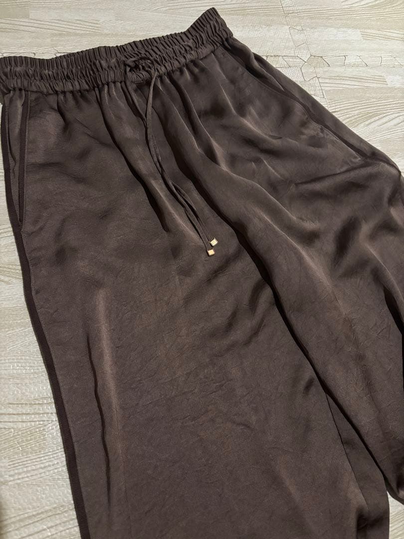 イエナ　サテンリラックスパンツ