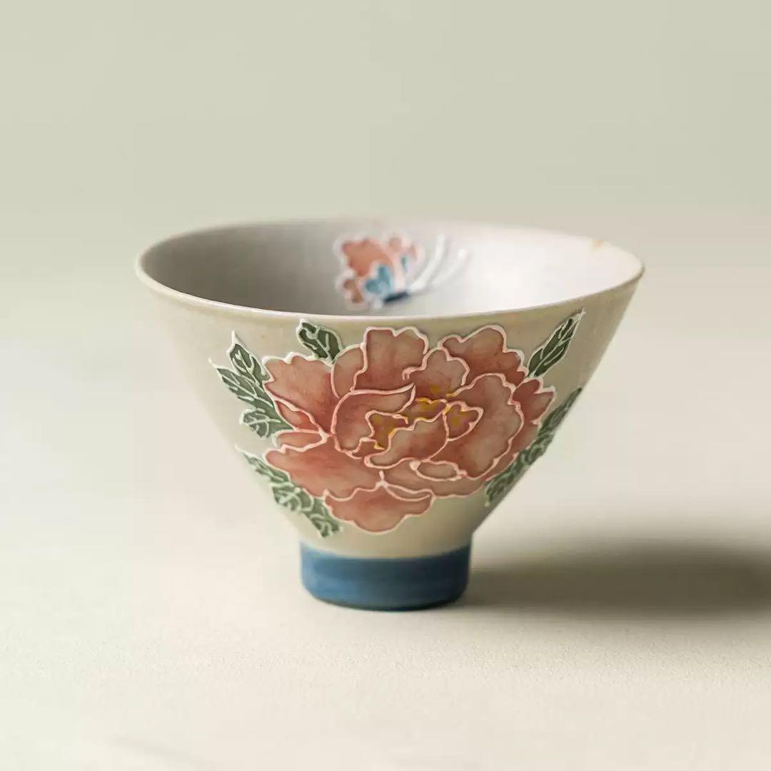 花柄の飯碗 陶器製