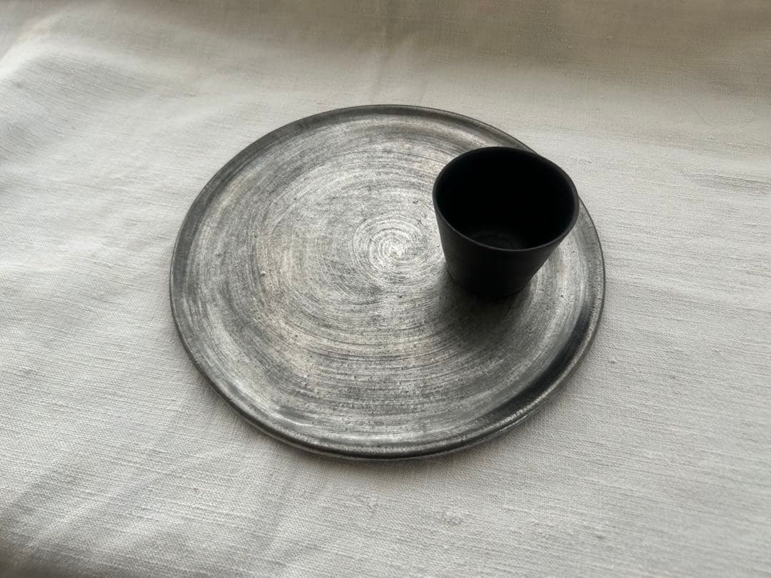 【安藤雅信】黒銀彩丸渕平皿八寸