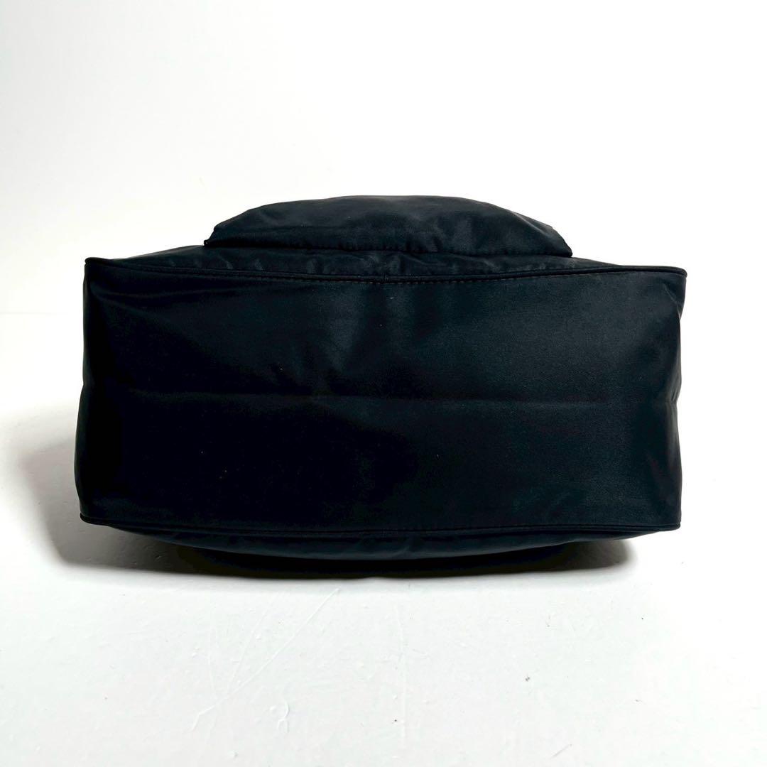 【超美品・使用感少ない】近年モデル プラダ ショルダーバッグ トライアングル 黒