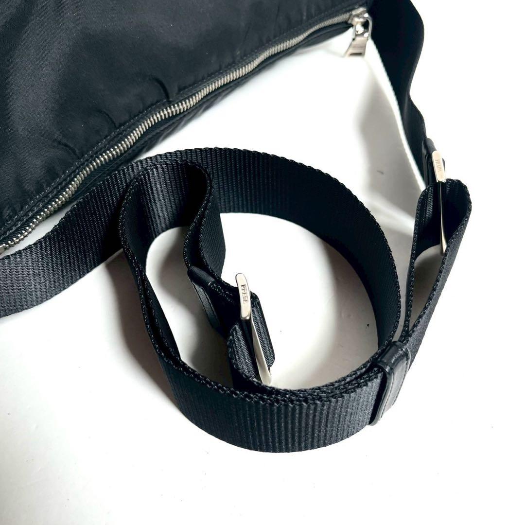 【超美品・使用感少ない】近年モデル プラダ ショルダーバッグ トライアングル 黒