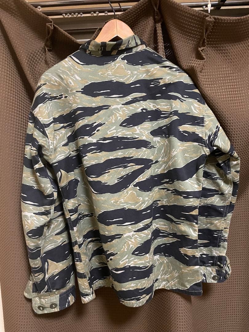 ジャケット・アウター TIGER CAMOUFLAGE SHIRT / TADPOLE