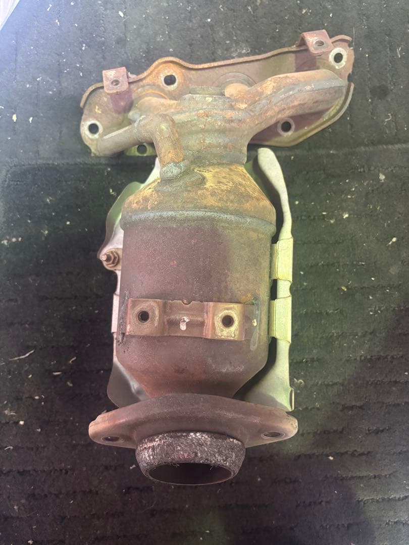 触媒コンバーター 日産K13マーチ