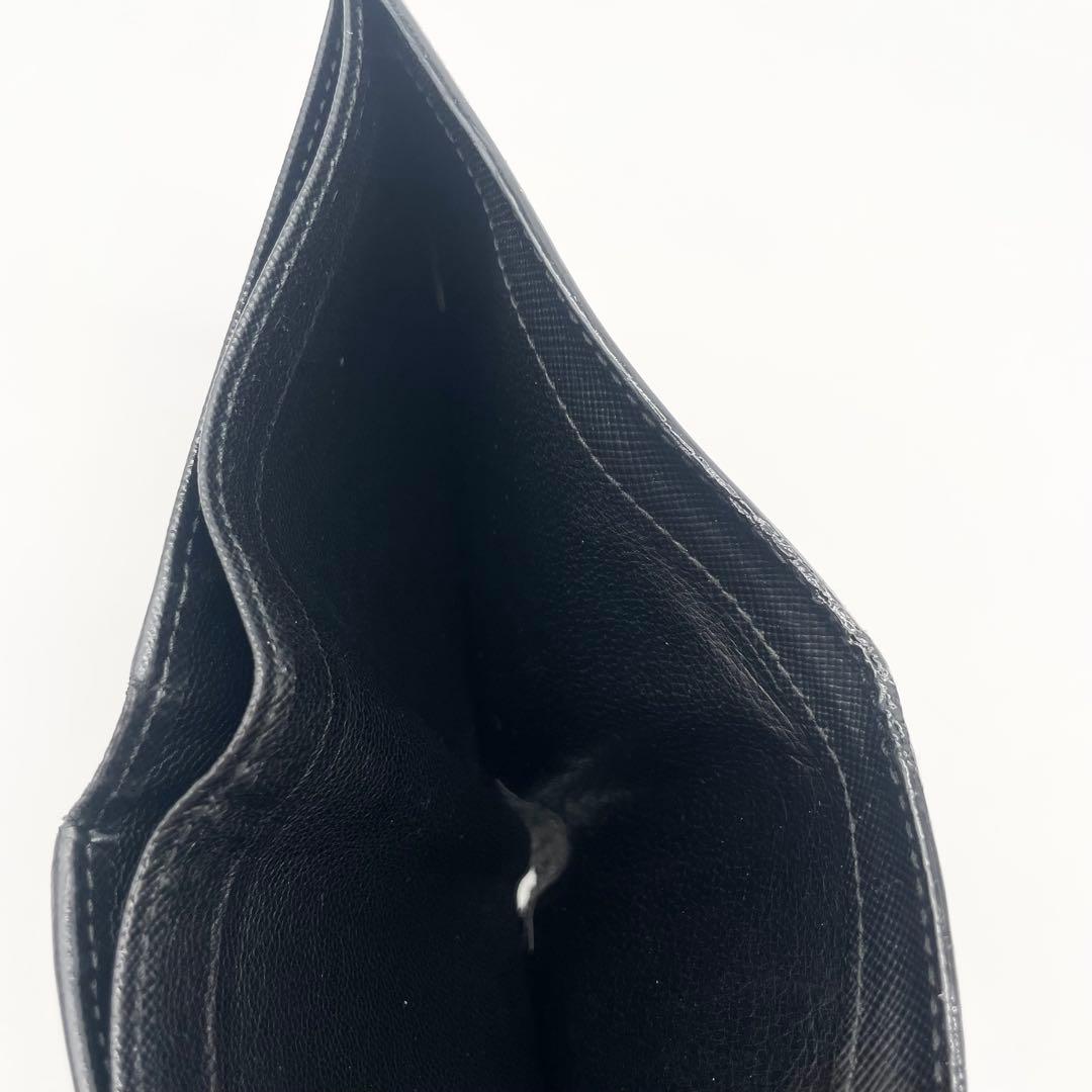 PRADA サフィアーノ　二つ折り財布　レザー　ブラック　ロゴ有り