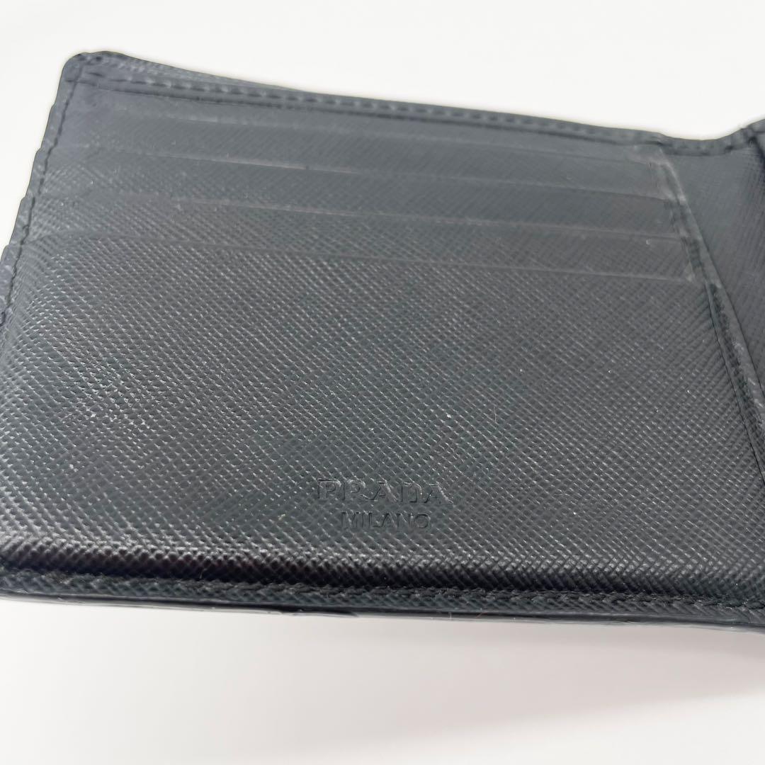 PRADA サフィアーノ　二つ折り財布　レザー　ブラック　ロゴ有り