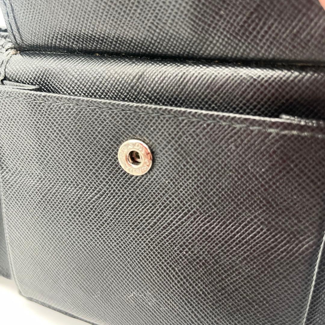 PRADA サフィアーノ　二つ折り財布　レザー　ブラック　ロゴ有り