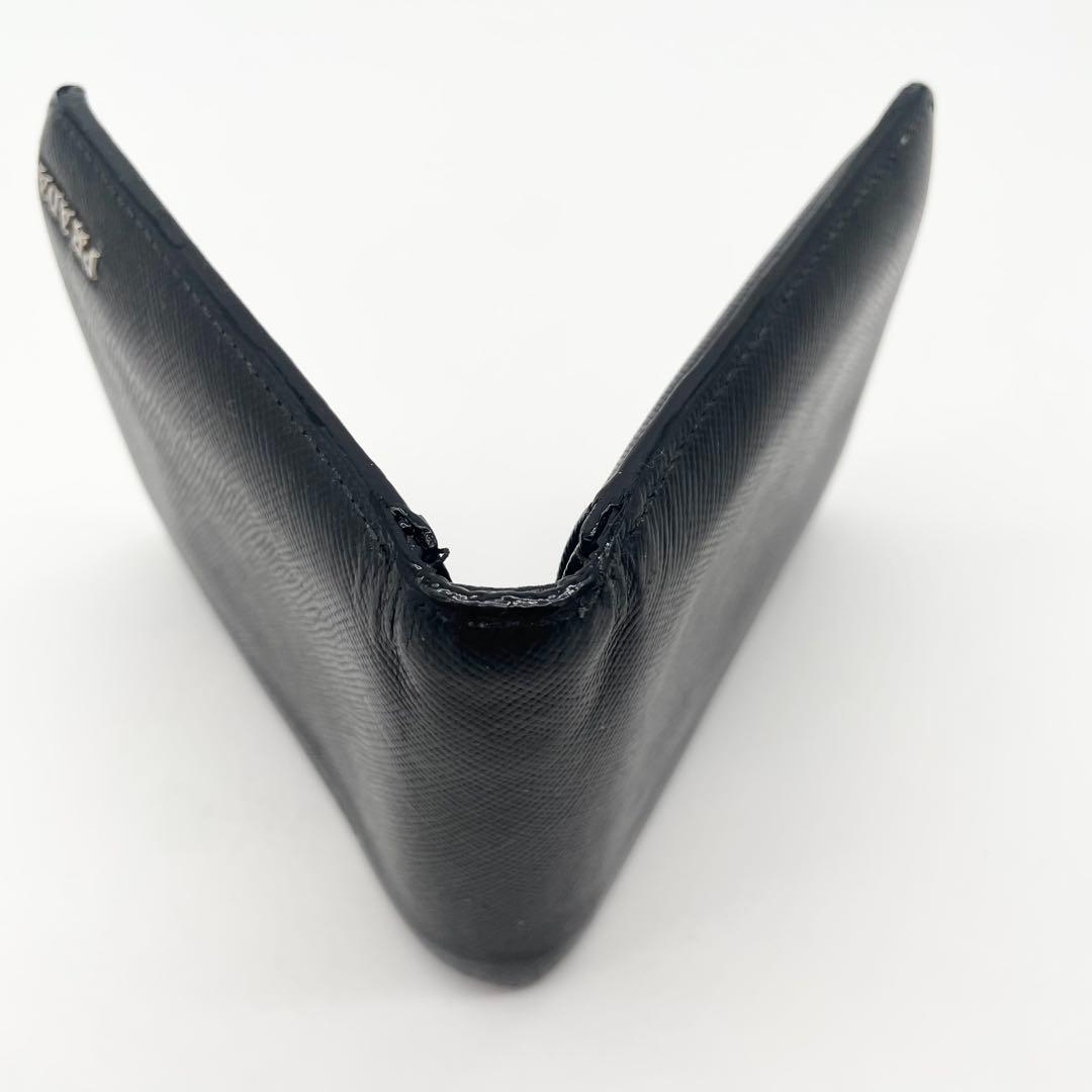 PRADA サフィアーノ　二つ折り財布　レザー　ブラック　ロゴ有り