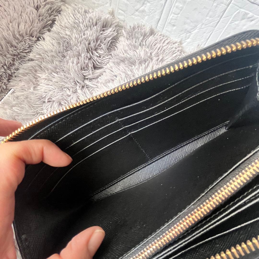 美品✨PRADA サフィアーノ　フィオッコ　メタルロゴ　ラウンドファスナー　黒