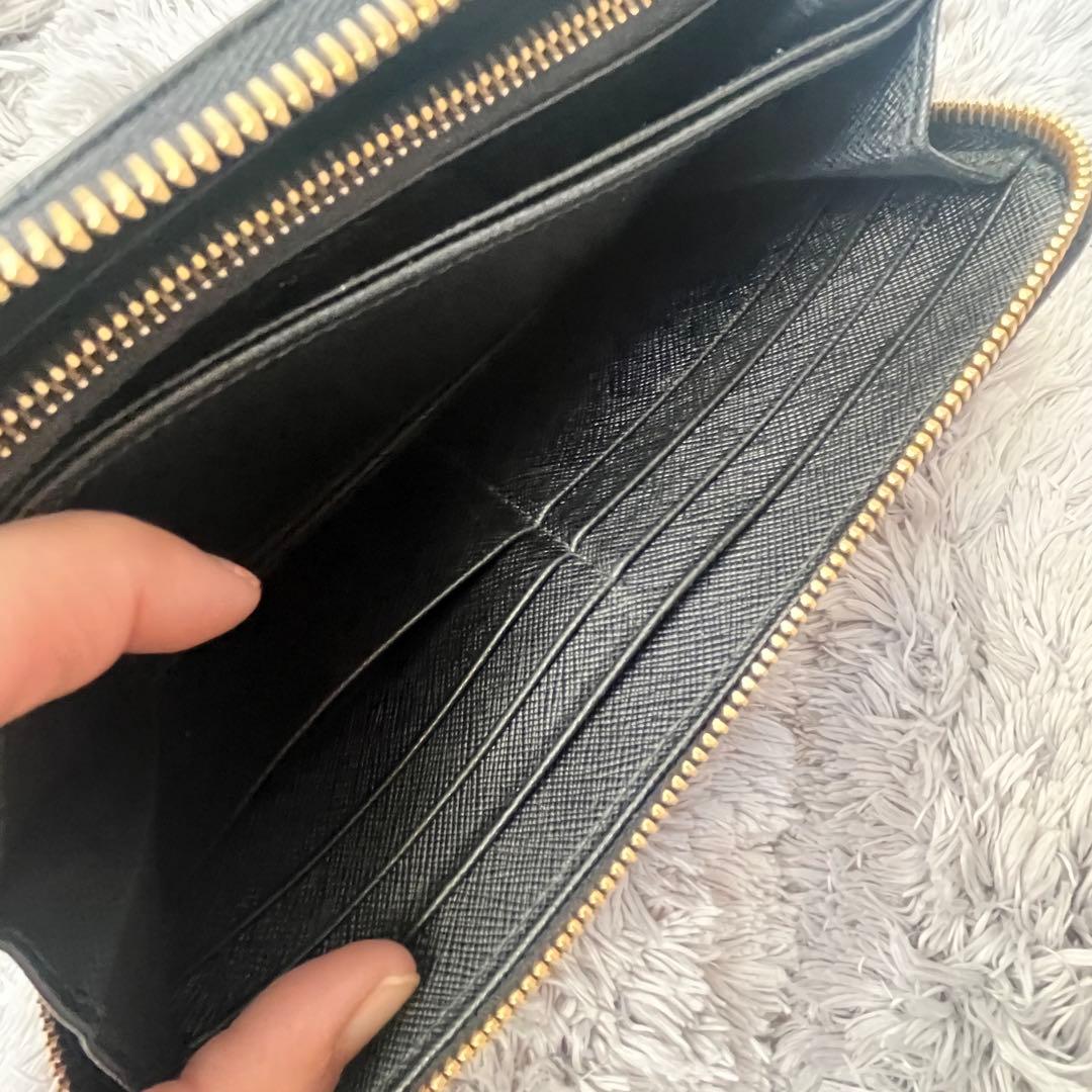 美品✨PRADA サフィアーノ　フィオッコ　メタルロゴ　ラウンドファスナー　黒