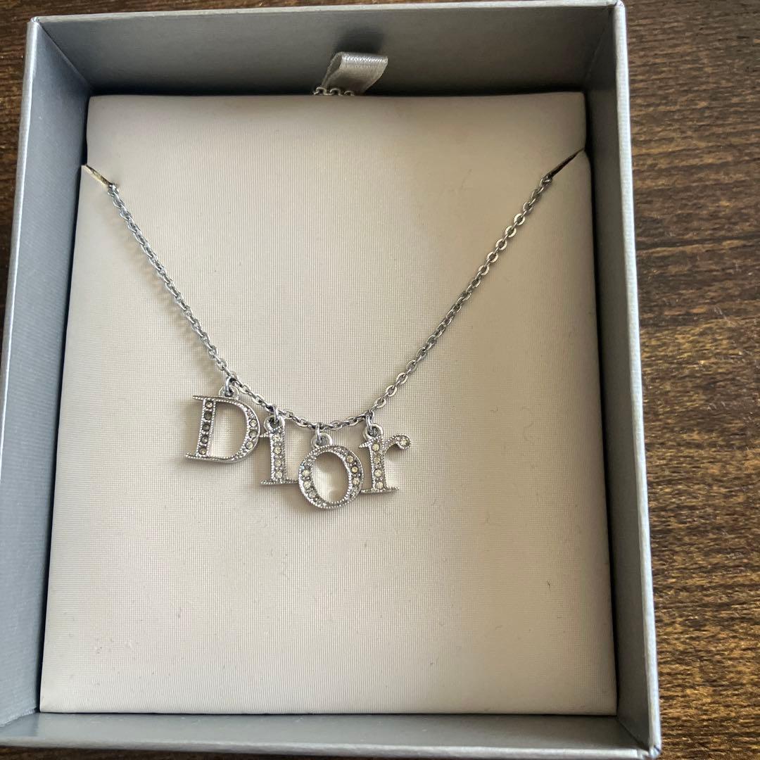 Dior シルバー ロゴネックレス クリスタル付き