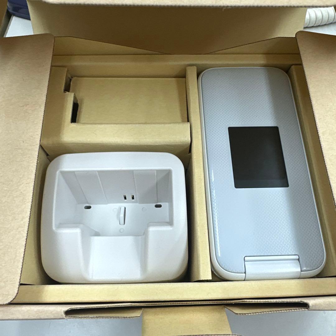 NTT docomo らくらくホン ホワイト