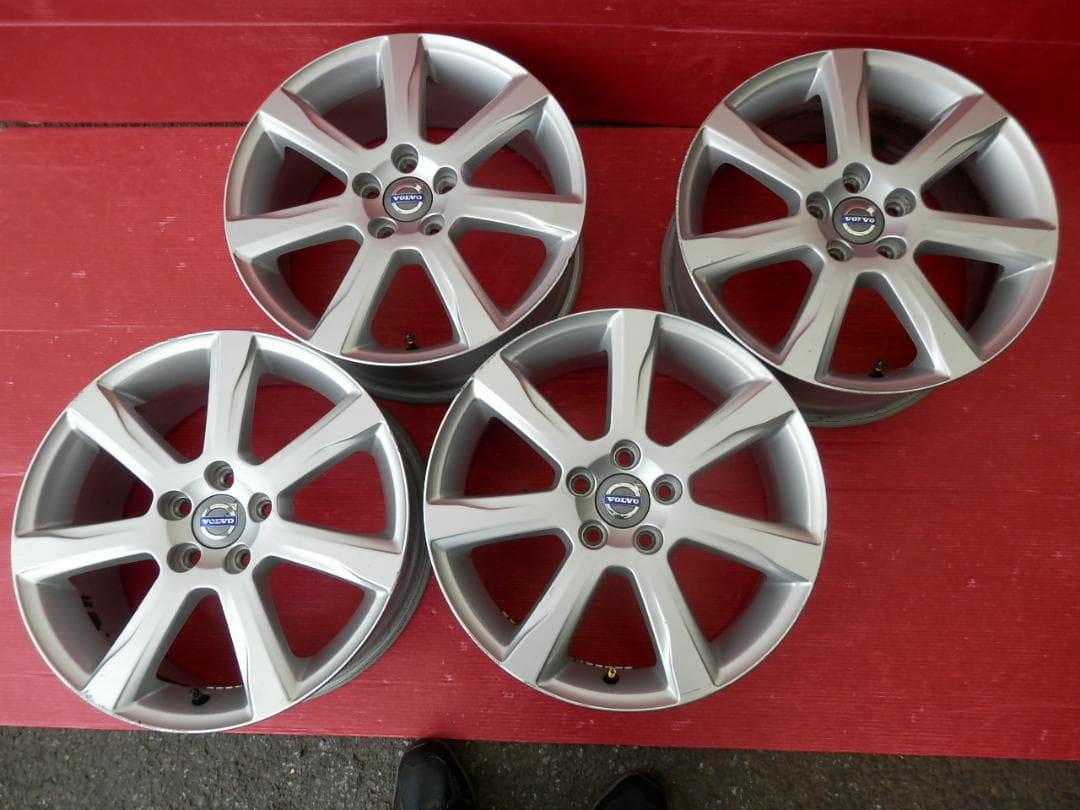 スタッドレスにVOLVO純正ボルボV40 7J×17+50 108/5 4本