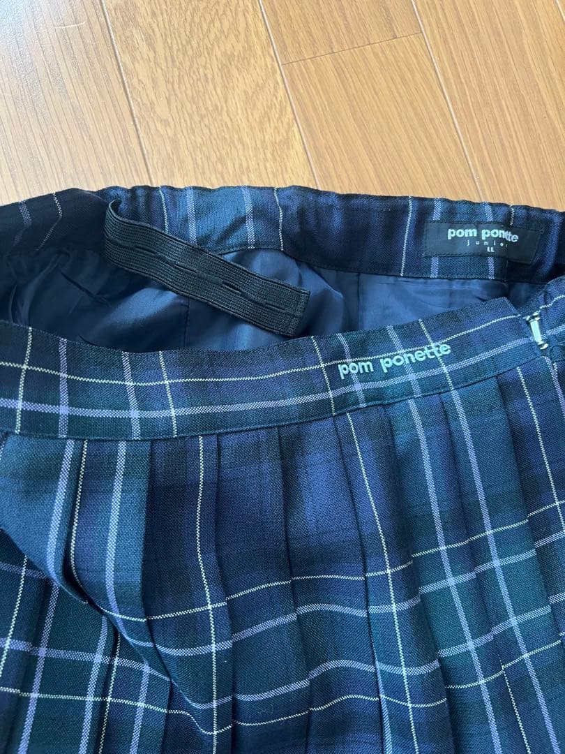 pom ponette ブレザーとチェックスカート