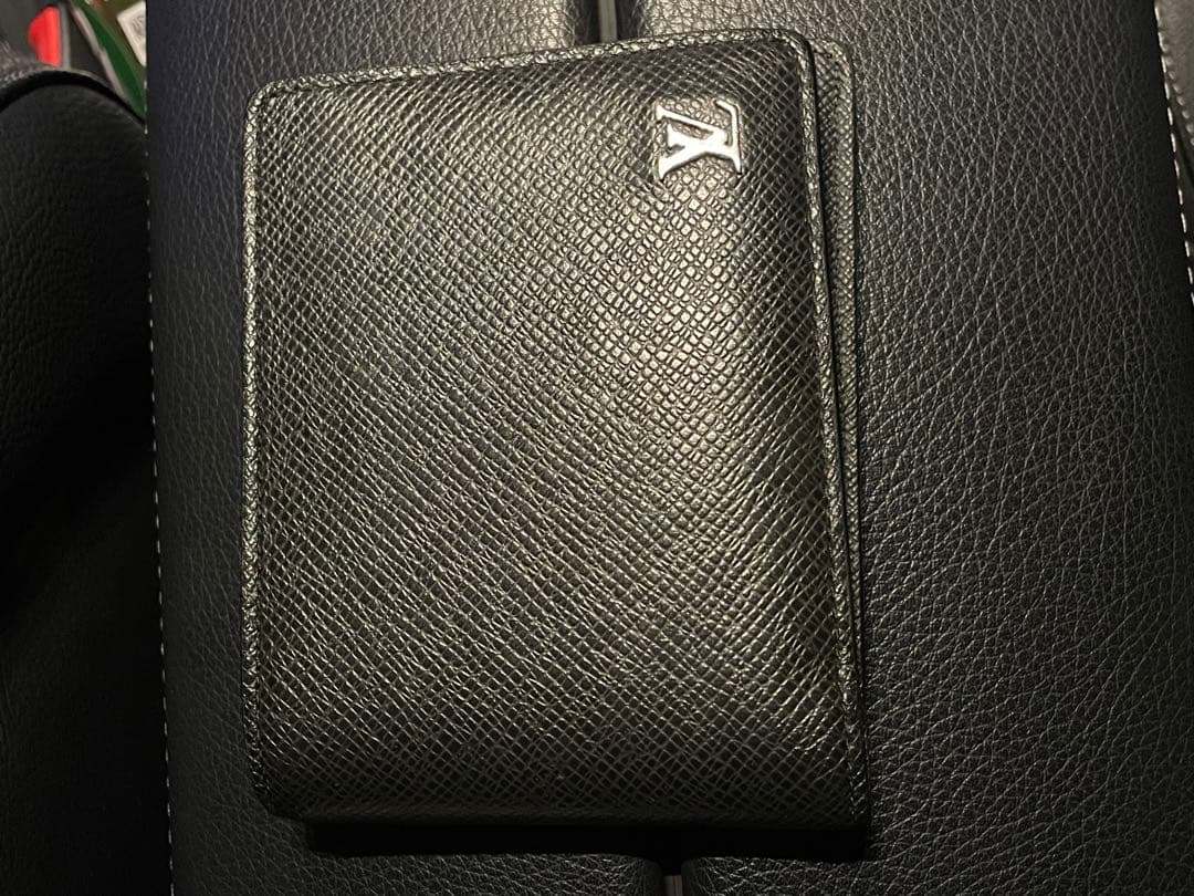 ルイヴィトン タイガ シルバーロゴ金具 ミュルティプル 黒