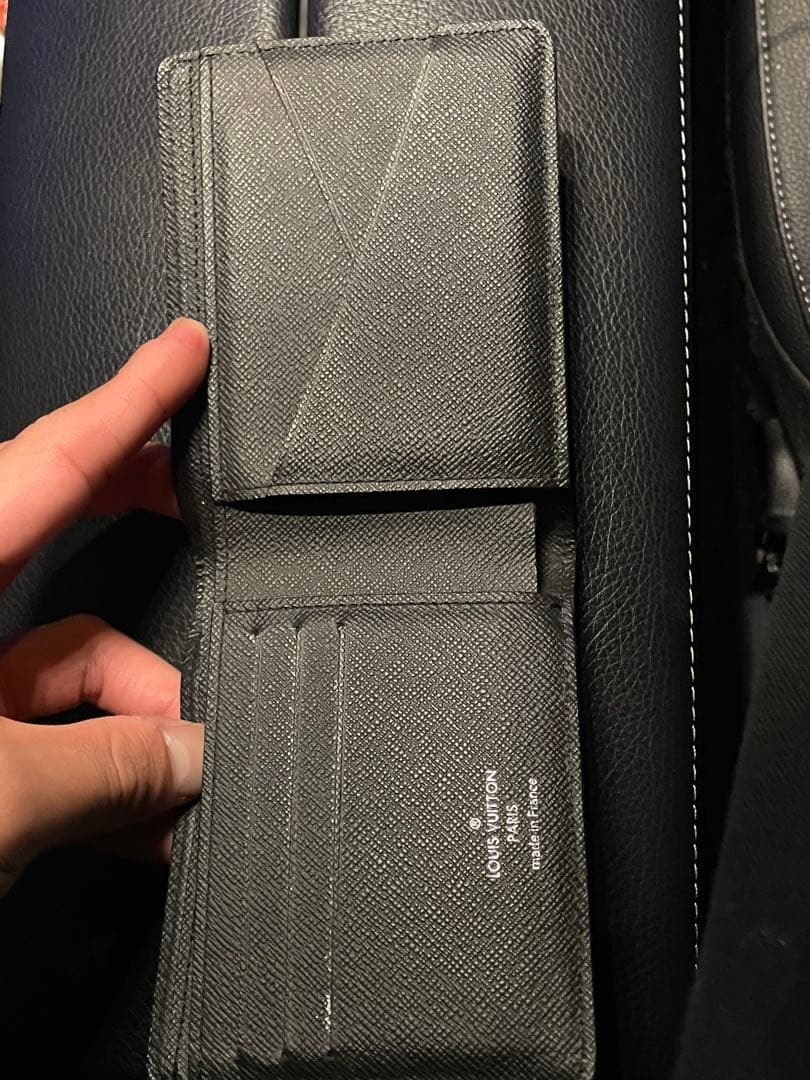 ルイヴィトン タイガ シルバーロゴ金具 ミュルティプル 黒