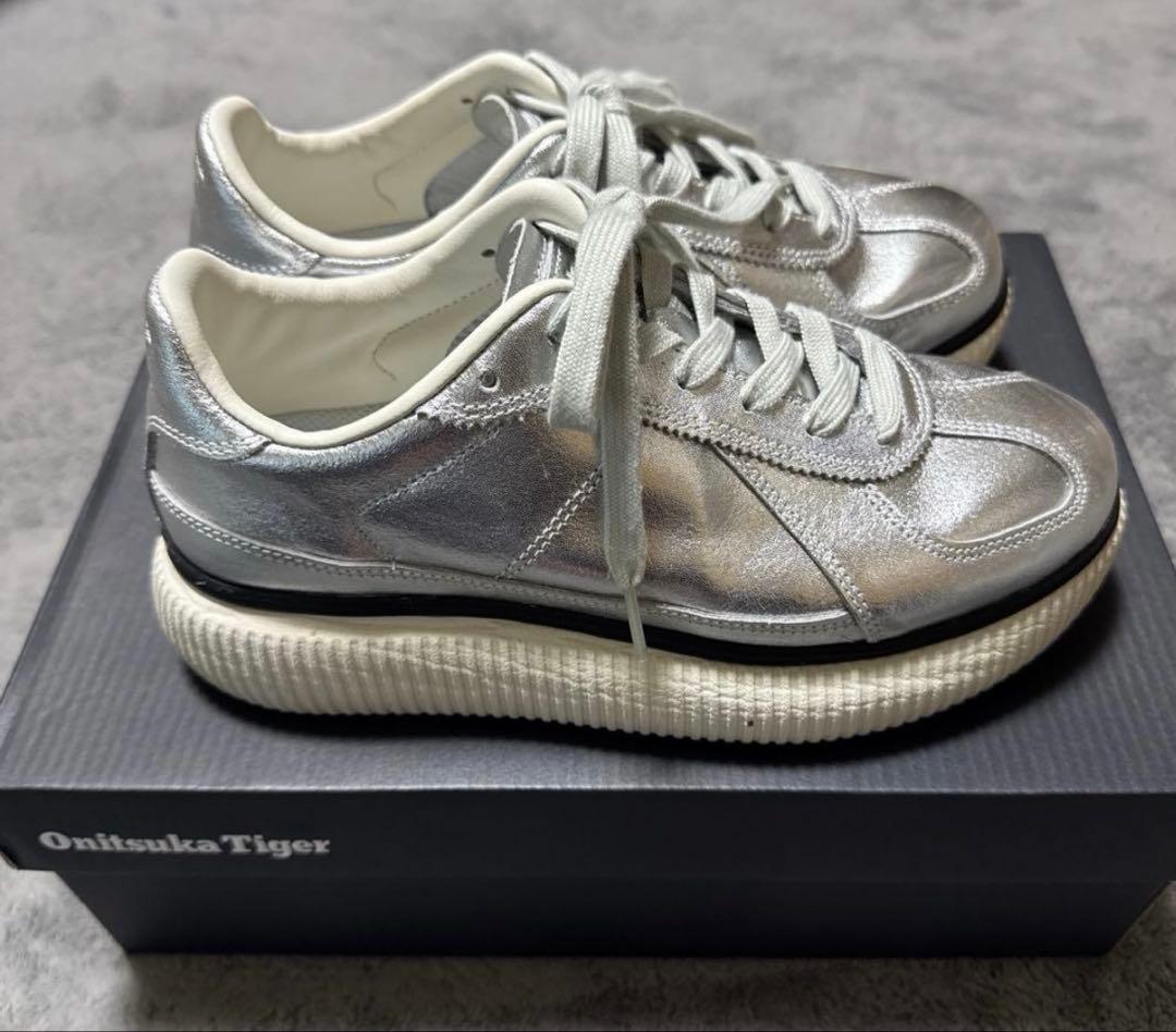 Onitsuka Tiger DELECITYシルバー スニーカー　24センチ