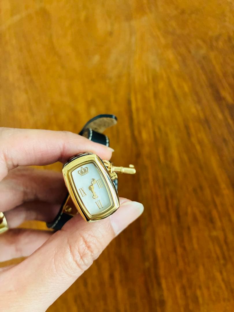 ジューシークチュール　腕時計　鍵型のブラックレザー 二重巻き　姫　スクエア型