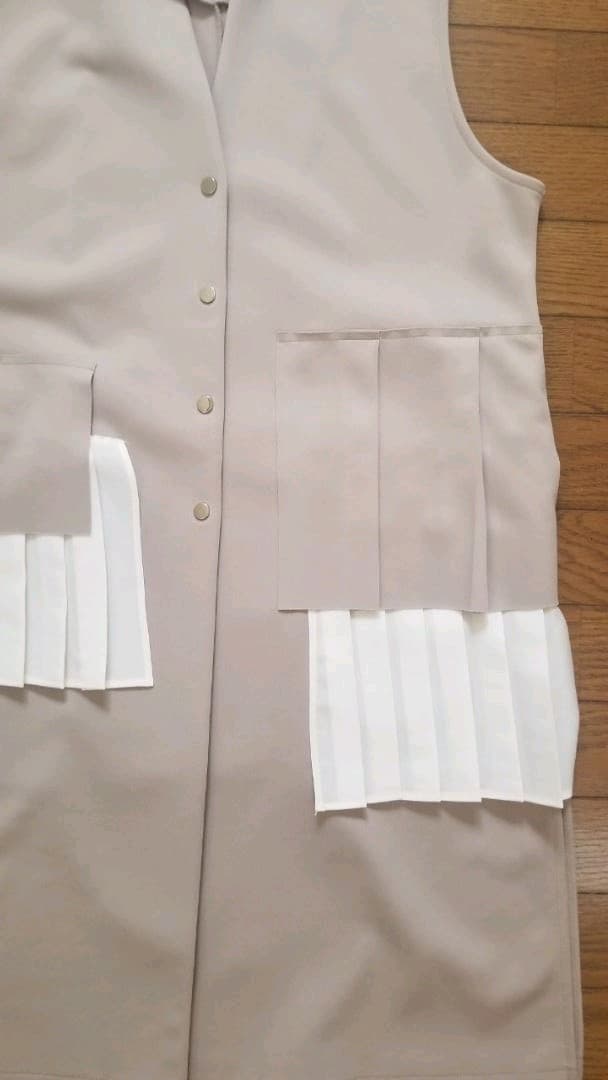 新品 エイミーロウ ランダムプリーツジレ ベージュ