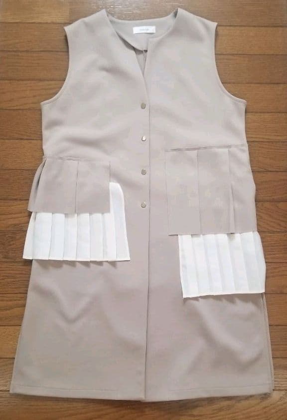 新品 エイミーロウ ランダムプリーツジレ ベージュ