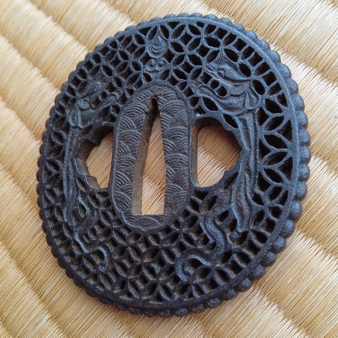 古い鉄地・双龍図 透かし 南蛮鍔です。