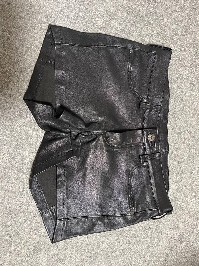 レアな　クロムハーツ　クロスボール　ボタン　タガー　レザーショートパンツ 黒