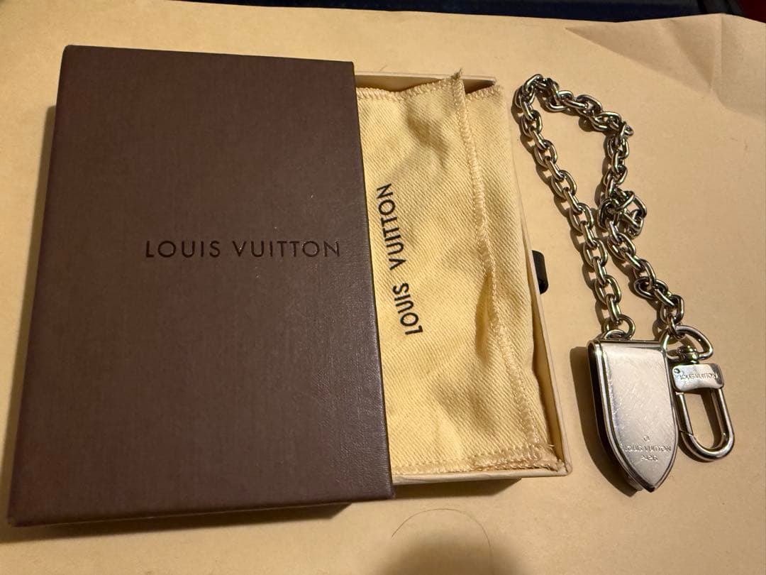 LOUIS VUITTON チェーン付きマネークリップ