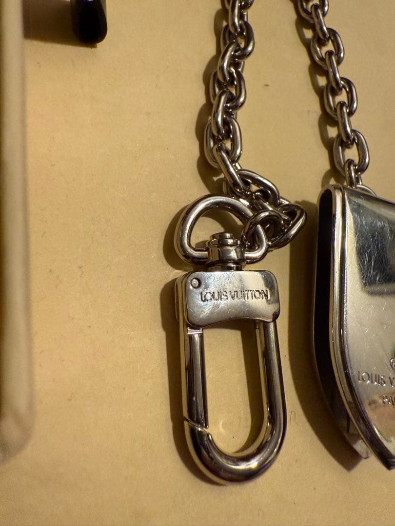 LOUIS VUITTON チェーン付きマネークリップ